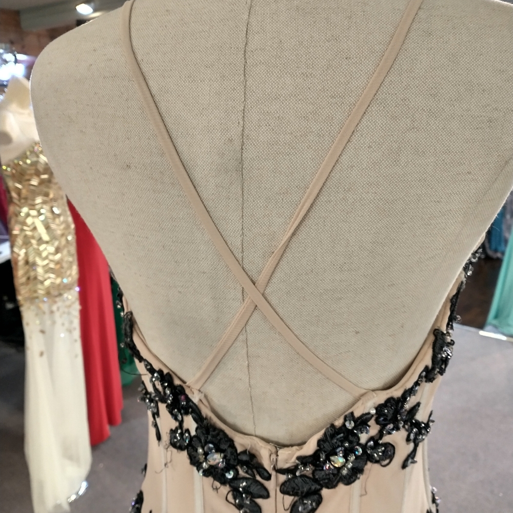 Formal or prom dress - Picture 2 of 7